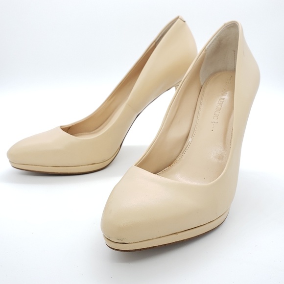 Banana Republic Shoes - Banana Republic beige neutral classic pumps SZ 7